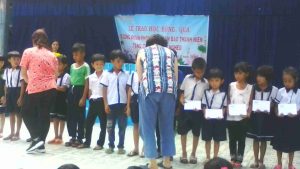 Lễ trao học bổng do công đoàn kế toán báo thanh niên  tặng cho học sinh nghèo trường tiểu học Phú Đức B