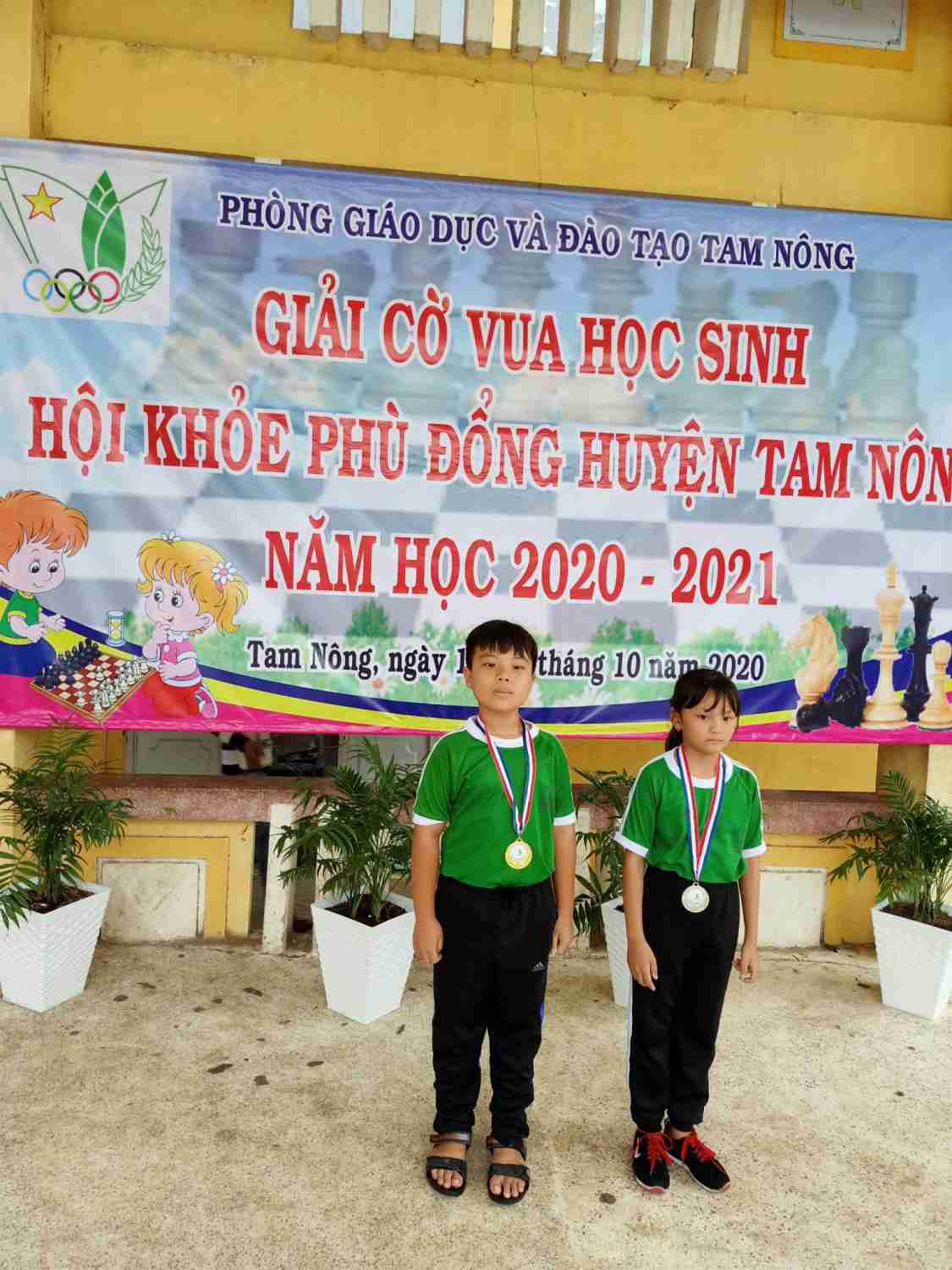 Em Nguyễn Hiếu Kiên ( Bên trái) - Em Nguyễn Ngọc Ánh Dương ( Bên phải)