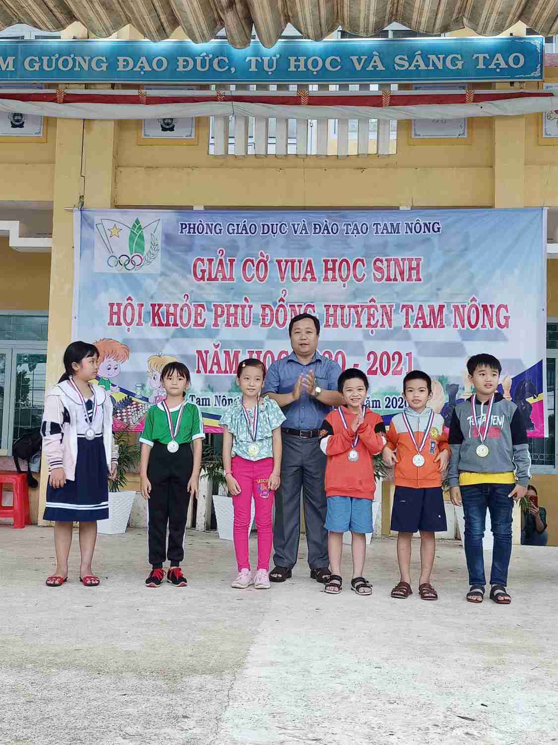 Em Nguyễn Ngọc Ánh Dương học sinh lớp 3/1 Trường TH Phú Đức đạt giải Nhì ( Nhóm Nữ 6-9 tuổi)