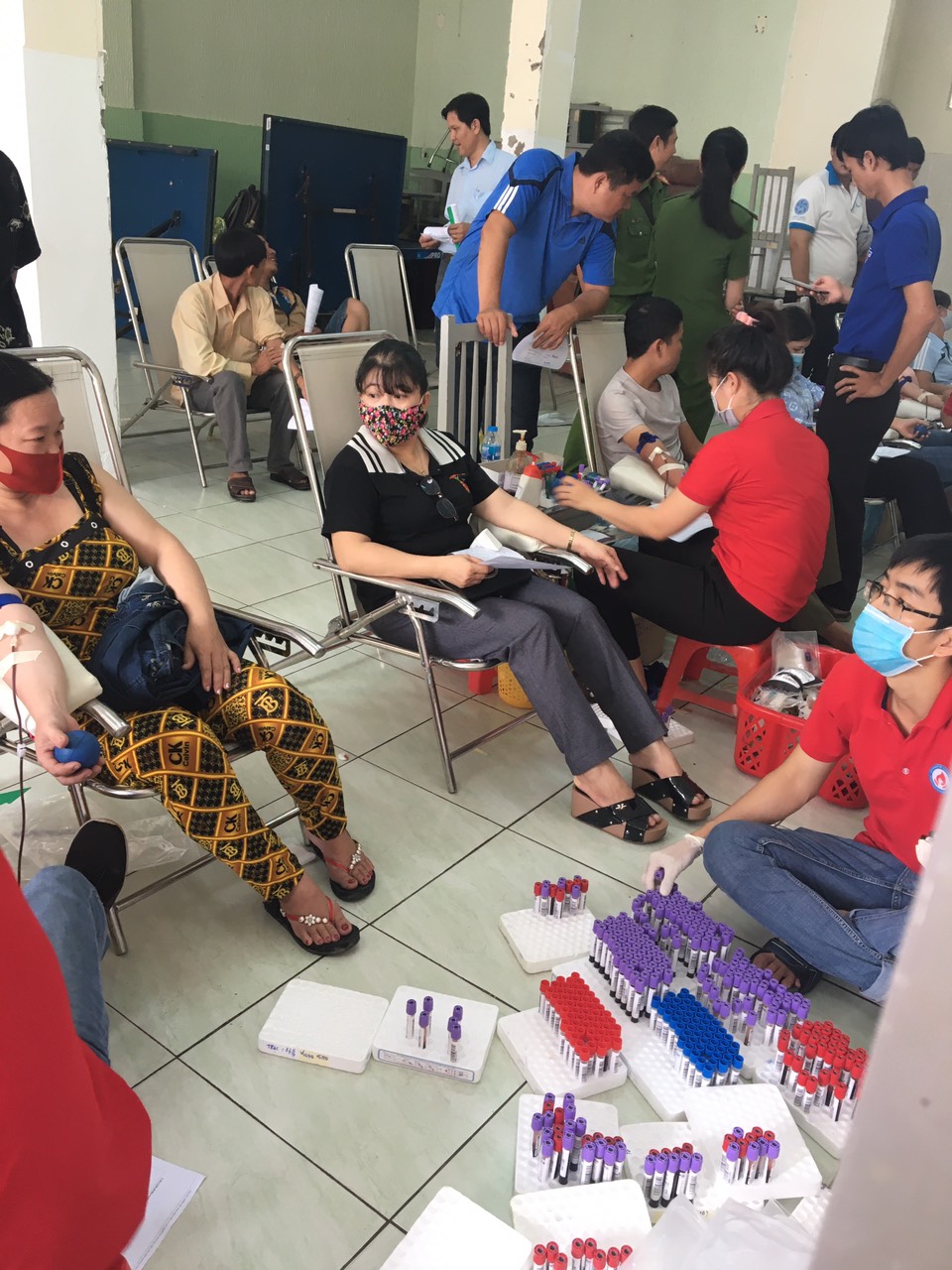 Cô Nguyễn Thị Thanh Tú - Chủ tịch công Đoàn trường tham gia hiến máu tình nguyện