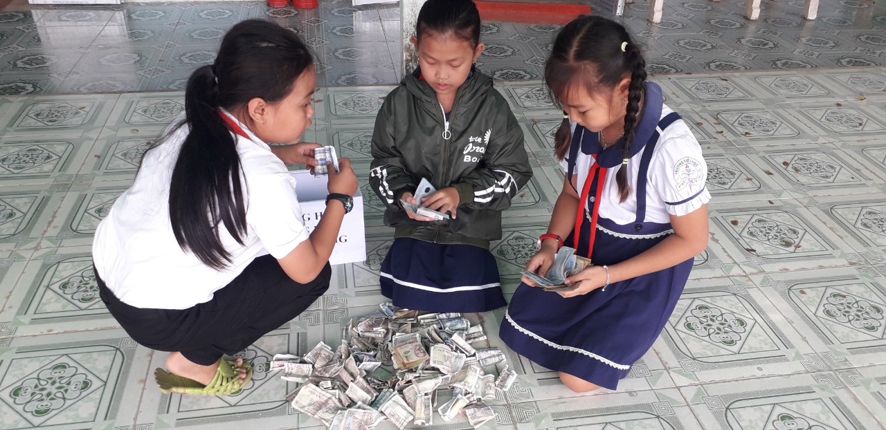 Các em học sinh tổng hợp số tiền quyên góp trong tuần