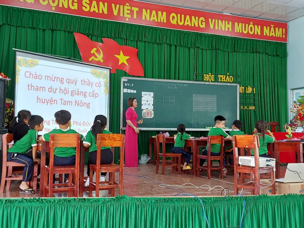 Gíao viên và học sinh tham gia tiết Tiếng Việt
