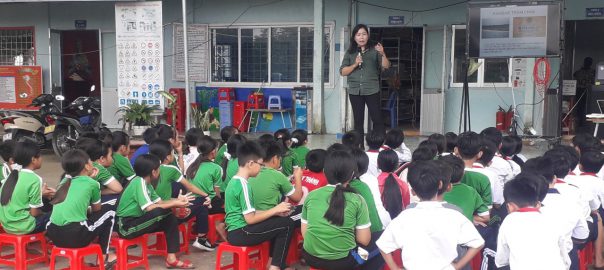 Cô Nguyễn Thị Nga - đại diện trung tâm bảo tồn VQG Tràm Chim tuyên truyền cho các em học sinh lớp 4,5