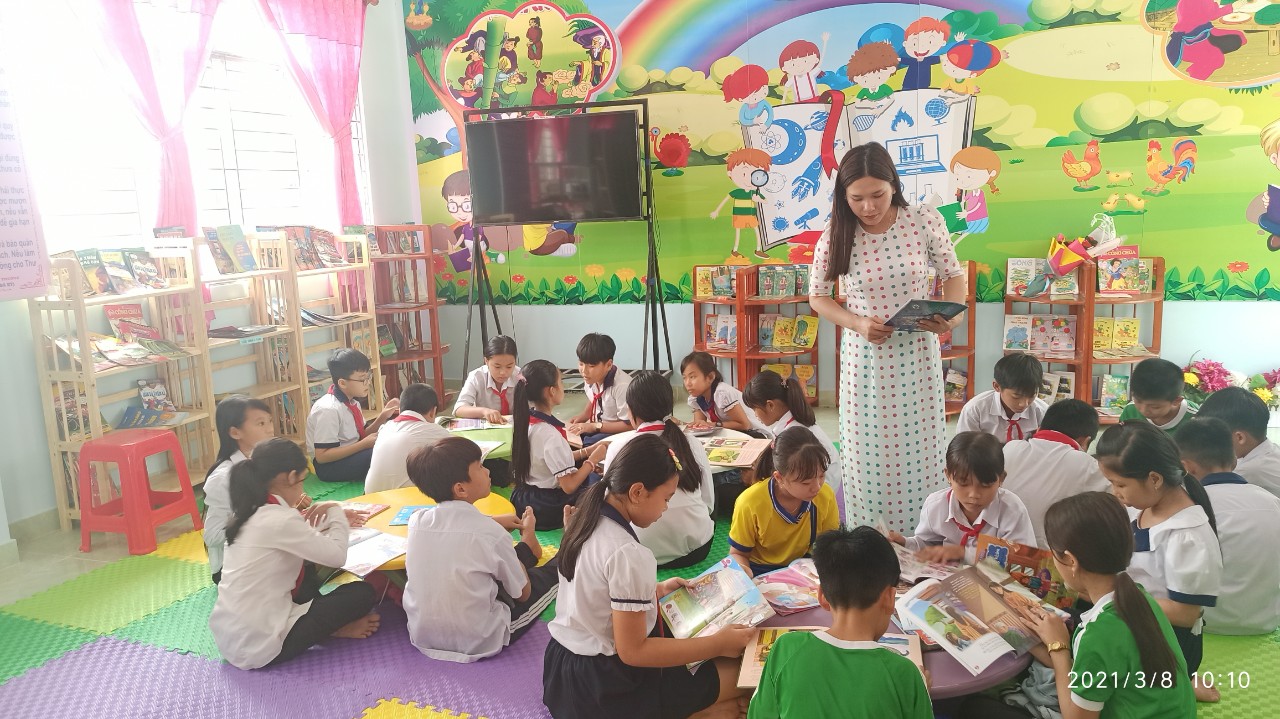 Cô Nguyễn Thị Thùy An - GVCN lớp 5/1 cùng các em tham gia tiết đọc thư viện